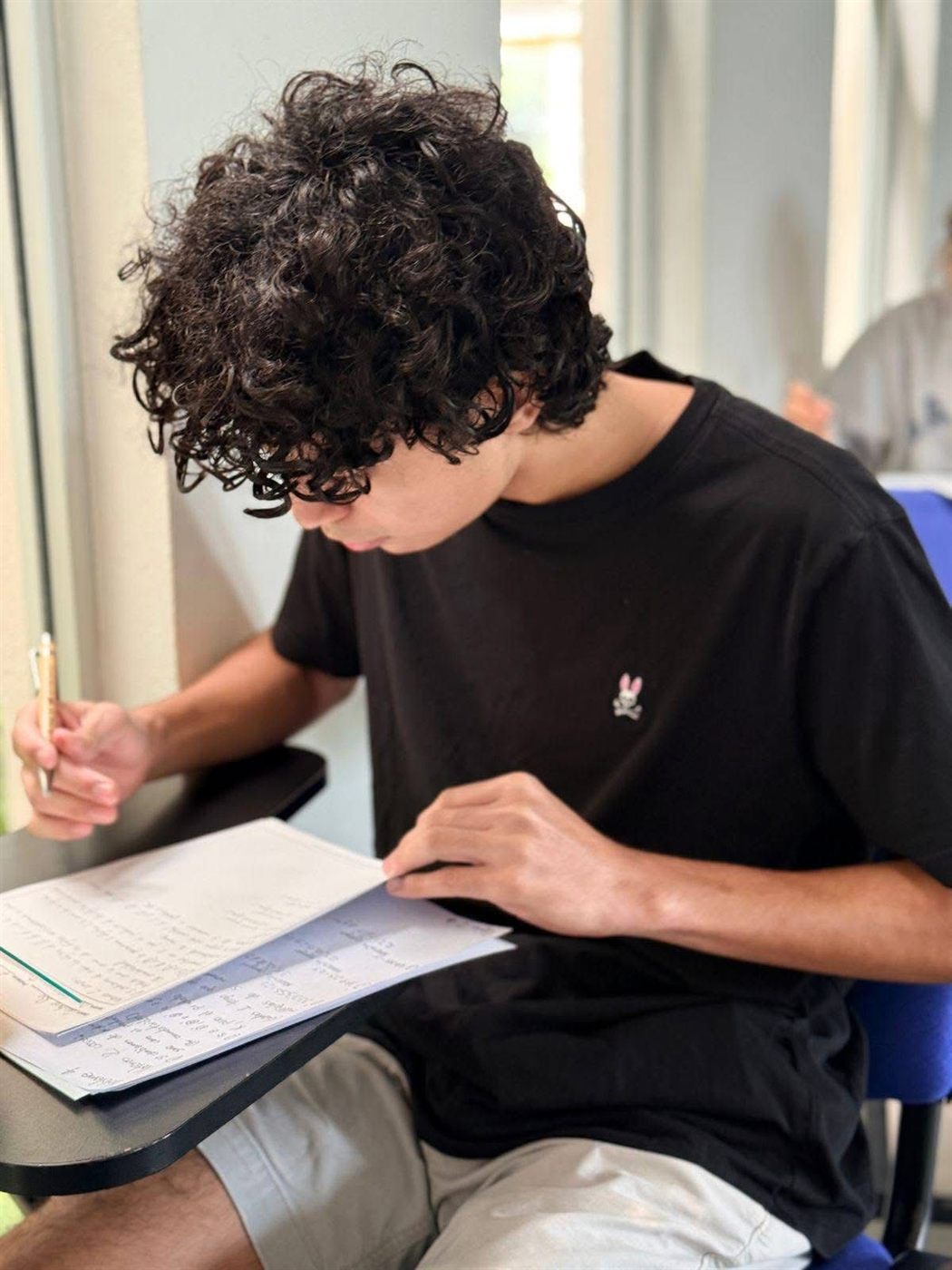 Estudiante resolviendo ejercicios de matemáticas en cuaderno