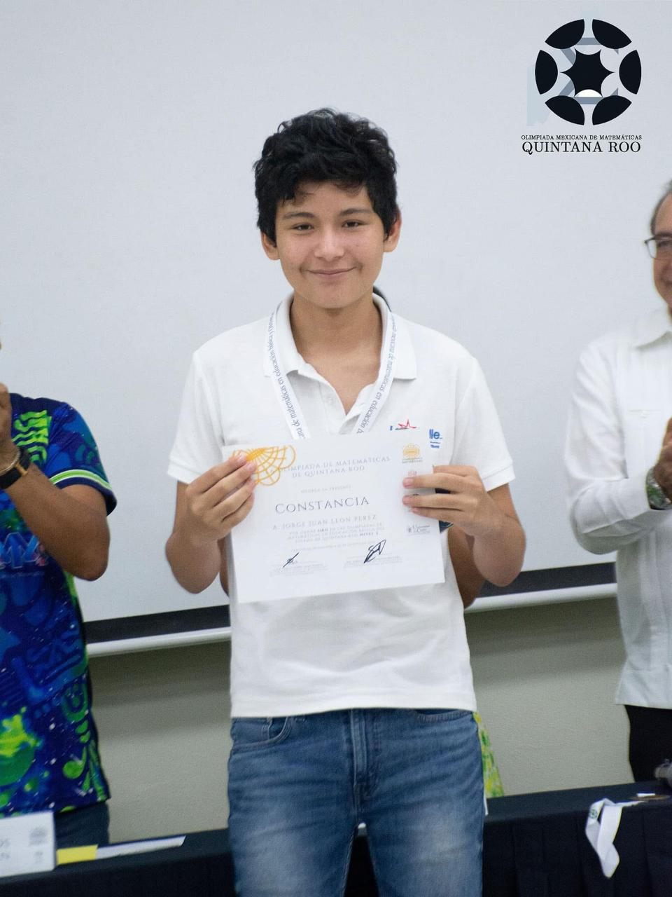 Estudiante recibiendo constancia en evento de la OMM Quintana Roo