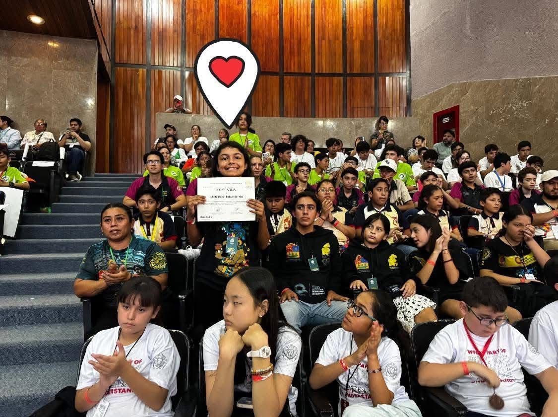 Estudiantes reunidos en auditorio durante evento de olimpiada de matemáticas